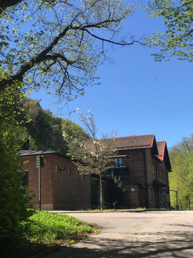 Tree Top Hill - The Old Station House - Bastad Holiday Apartments Экстерьер фото