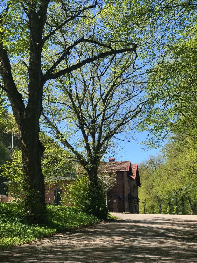 Tree Top Hill - The Old Station House - Bastad Holiday Apartments Экстерьер фото